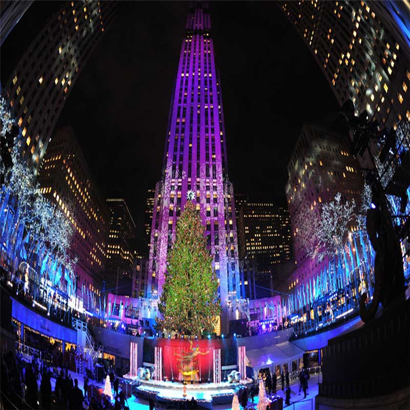 The festive atmosphere is getting stronger and stronger. The Christmas tree in Rockefeller Center, New York is covered with lights and colorful clothes